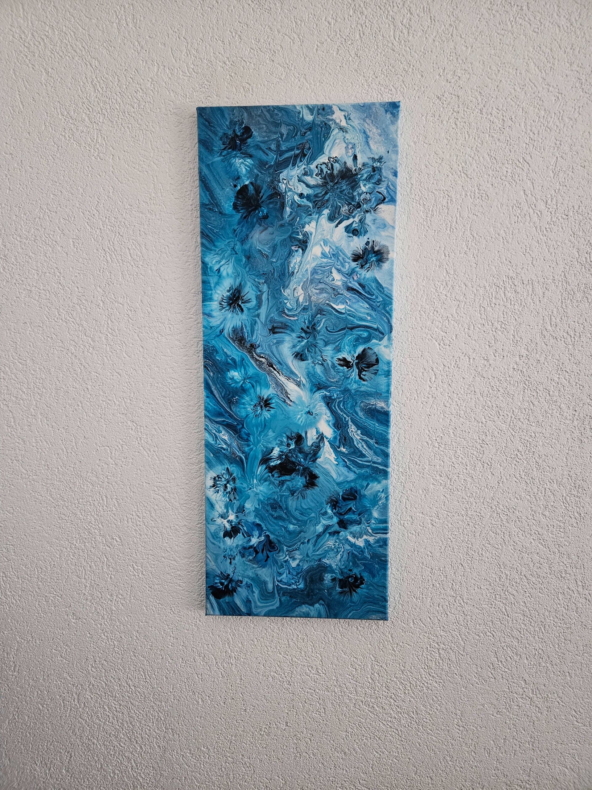 Blaues Mixed-Media-Gemälde
