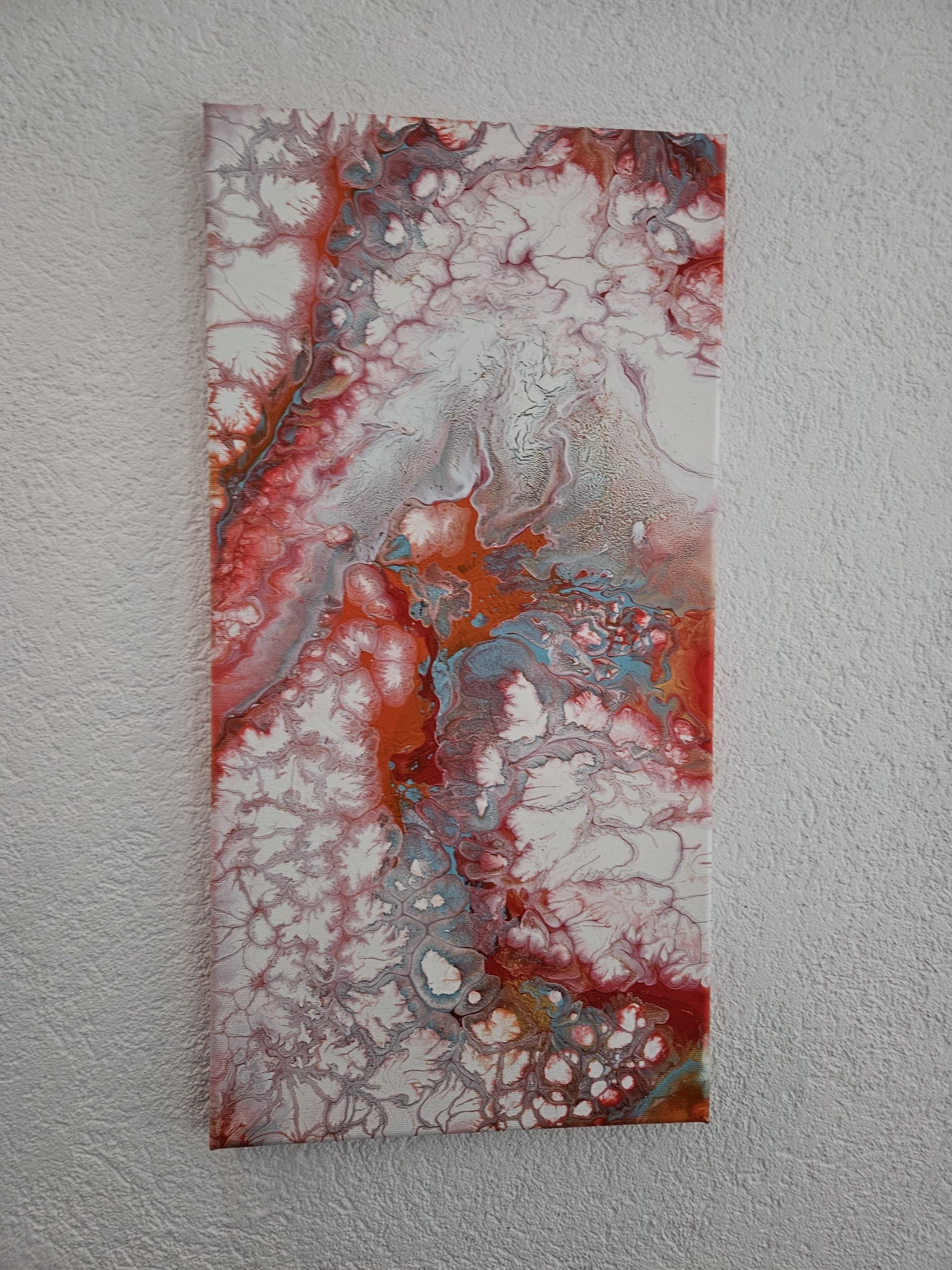 Rote Flusslandschaft mit Kupferakzenten
