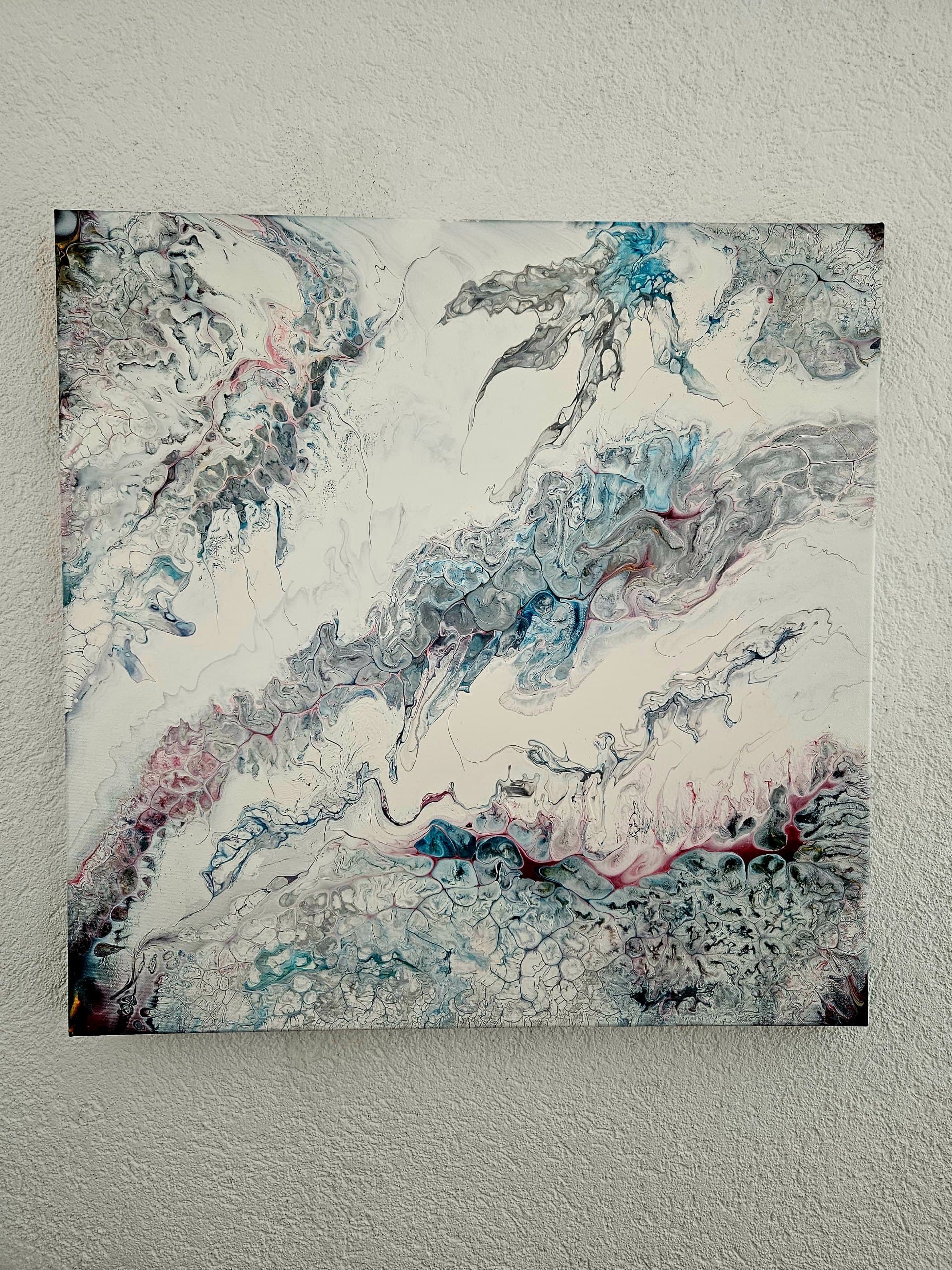 Abstraktes Mixed-Media-Gemälde in Blau, Grau und Rosé